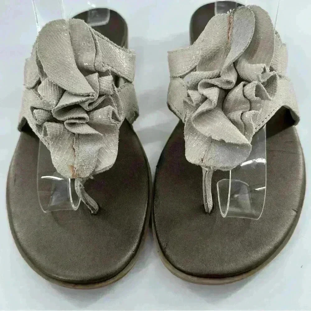 Clarks bendable sandals size 6 gray snakeskin print metallic floral flip flops - Picture 3 of 12